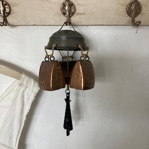 VINTAGE Old copper bells doorbell shop bell wind chime height approx. 27 cm shabby metal patina gastronomy pub 1970