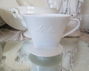 VINTAGE Ancien grand filtre Melitta blanc 102 porcelaine 1 trou lettrage relief Hauteur environ 10,5 cm Porcelaine 1960 filtre à café Filtre porcelaine