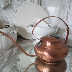 FRANCE Alte Kupfer Gießkanne ca 1,3 Liter NICHT DICHT! Patina Relief Hammerschlag 1970 Zimmerpflanzen Orchidee Rosenkanne Brocante shabby