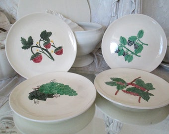 VINTAGE SET 4 uralte handbemalte Keramikteller Kuchenteller Dekor Erdbeere Traube Brombeere Johannisbeere 1950/60  handmade handarbeit