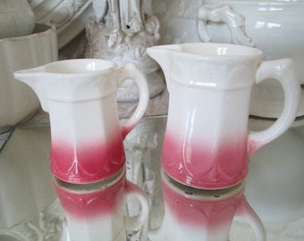 SHABBY Antikes Set kleine Krüge SPRITZDEKOR Höhe ca 10&8,5cm Krug Keramik Keramikkrug rosa pink Fajence Brocante  weiß Art Deco 1930 antik