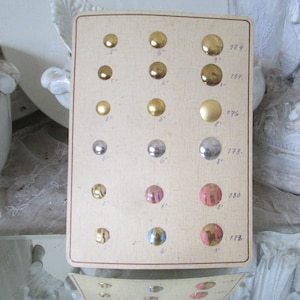 ZELDZAAM! Antieke voorbeeldkaart knopenkaart goud zilver roze blauw crème ca. 19 x 14 cm patina 18 verschillende knopen 1940 vintage decoratie shabby oud