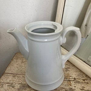 VINTAGE Antike sehr große weiße Kanne Kaffeekanne Höhe ca 21cm Brocante Ironstone  Relief Vintage shabby schlicht 1940 Art Deco Keramik