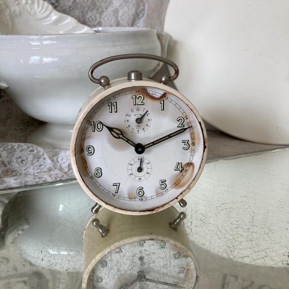 VINTAGE Old cream-colored mechanical alarm clock JUNGHANS metal case height  12 cm clock Germany decoration antique patina