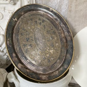VINTAGE Antique oval silver-plated tray HENNIGER engraving chiseled Ø approx. 31.5 x 25 cm PATINA metal tray serving tray decorative relief
