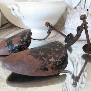 RARE! VINTAGE pair of antique USA shoe trees metal patina brocante ancient black 1930 Art Deco French Vintage shoe stretcher America