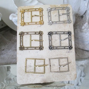 ZELDZAAM! Antieke voorbeeldkaart met 6 riemgespen ca. 6x4,5 & 4,5 x 3,5 cm goud zilver ca. 19 x 14 cm patina 1940 vintage decoratie armoedig oud naaiwerk