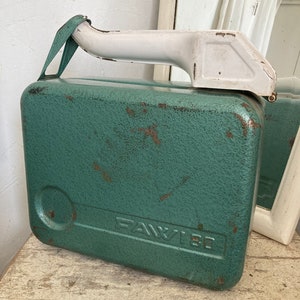 Puede incluir: Un bidón de gasolina de metal verde vintage con una manija blanca y la palabra "FAWICO" impresa en el lateral.