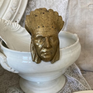 VINTAGE Fermasoldi antico in ottone massiccio di grandi dimensioni, stile INDIANO, di circa 11 x 7 cm decorazione per ufficio rilievo GERMANIA fermaglio per documenti libro oro