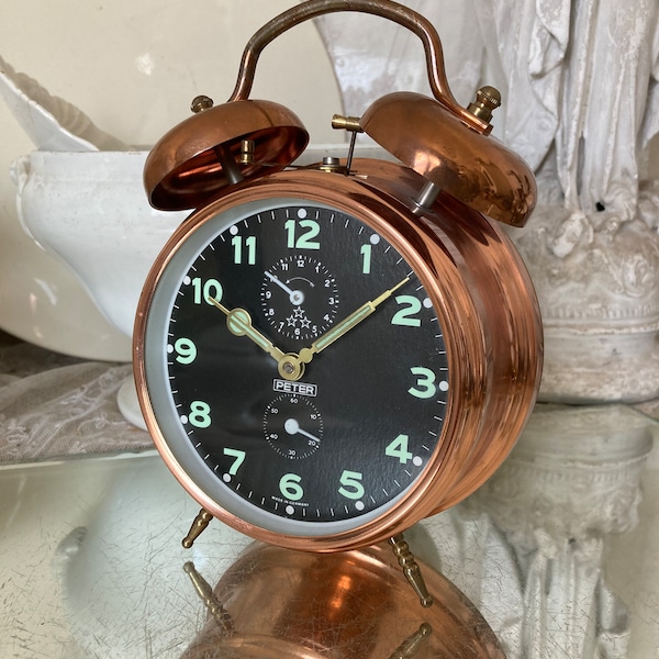 VINTAGE URancien grand réveil mécanique double cloche PETER hauteur environ 17,5 cm horloge métal cuivre brocante 1950/60 patine minable