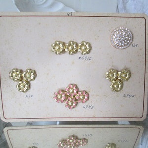 ZELDZAAM! Antieke voorbeeldkaart met 5 verschillende broches ca. 2,5 cm - 4,5 cm goud roze strass patina 1940/50 vintage decoratie shabby oude naai-sieraden