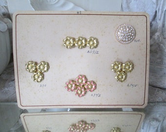 RAR! Antike Musterkarte mit 5 verschiedenen Broschen ca 2,5cm-4,5cm gold rose Strass Patina 1940/50 Vintage Deko shabby alt Nähen Schmuck