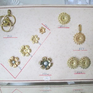 ZELDZAAM! Antieke voorbeeldkaart met 10 verschillende broches knopen hangers ca. 1 cm - 3 cm goudpatina 1940/50 vintage decoratie shabby oude naai-sieraden