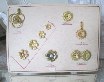 RAR! Antike Musterkarte mit 10 verschiedenen Broschen Knöpfen Anhängern ca 1cm-3cm gold Patina 1940/50 Vintage Deko shabby alt Nähen Schmuck