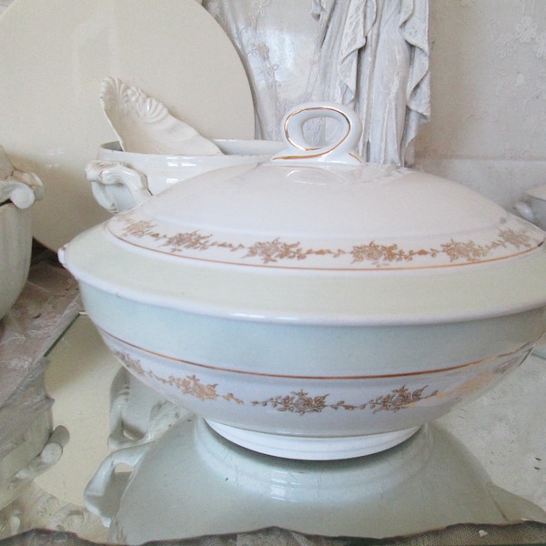 FRANCE Alte große Terrine OPAQUE Shabby pastell grün gold weiß  Soupiere Suppenschüssel antik french Brocante Küche Vintage Deko Geschirr