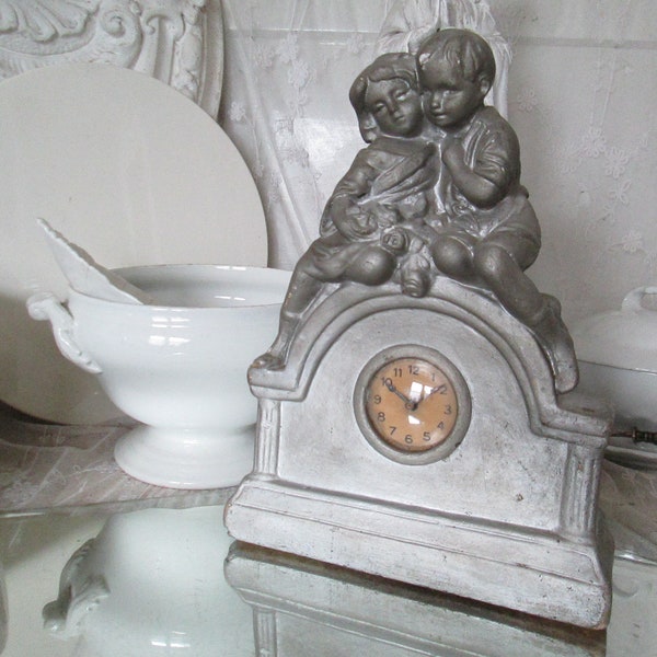 FRANCE Ancienne horloge de cheminée enchanteresse argent gris mat ENFANTS vers 1900 hauteur environ 28 cm horloge en plâtre stuc brocante décoration vintage shabby française