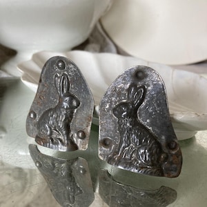 VINTAGE Antique SMALL 2-piece chocolate mold rabbit height approx. 6 cm patina metal baking mold vintage shabby Easter decoration rabbit bunny