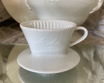 VINTAGE ancien PETIT filtre Melitta blanc 100 écriture en relief 1 trou hauteur env. 6,5 cm porcelaine 1960 filtre à café filtre en porcelaine