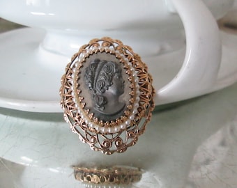 VINTAGE Broche vieil or dame 1970 miroir pendentif broche déco boudoir camée tête perles argent gris