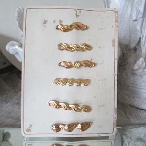 ZELDZAAM! Antieke voorbeeldkaart met 6 verschillende broches ca. 4,5 cm - 6,5 cm goudpatina 1940/50 vintage decoratie armoedig oud naaiwerk oude sieraden
