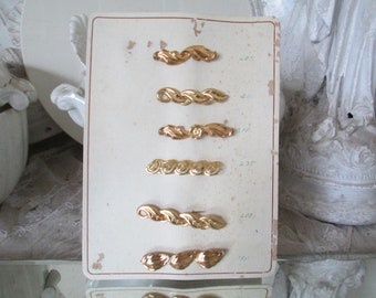 RAR! Antike Musterkarte mit 6 verschiedenen Broschen ca 4,5cm-6,5cm gold Patina  1940/50 Vintage Deko shabby alt Nähen basteln alter Schmuck