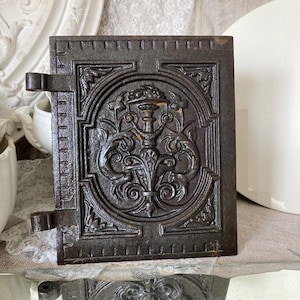 FRANCE Old small oven door with relief approx. 22 x 18 cm cast iron cast metal antique decoration garden vintage shabby