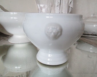 Francia. Antigua sopera de porcelana blanca gruesa con cabeza de león, estilo bacante francés, pátina de 1930/40. Loza de hierro con decoración transferida.