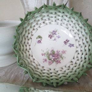 ART NOUVEAU Panier ancien en céramique tressée blanc-vert à décor de violette diamètre environ 22 cm 1900/30 estampillé fajence ancienne vintage