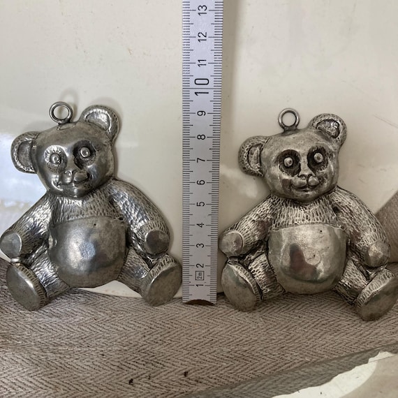 VINTAGE Alter großer Anhänger BÄR ca 10x8cm REINZINN 95%  Relief Deko Kinderzimmer Bärchen