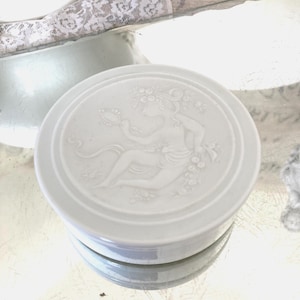 VINTAGE Old white porcelain box ROSENTHAL Ø approx. 10.3 cm lidded box relief Björn Wiinblad decoration storage biscuit magic flute bonboniere