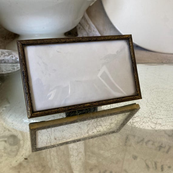 VINTAGE Alter kleiner goldener Metallrahmen Relief ca 11,5x7cm gewölbt Konvex Patin Wanddeko Bilderrahmen rechteckig 1950 Aufsteller drehbar
