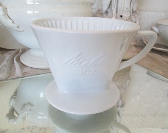 VINTAGE Ancien grand filtre Melitta blanc 102 écriture en relief 3 trous Hauteur environ 10,5 cm Filtre à café en porcelaine 1960 Filtre en porcelaine