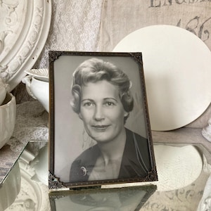 VINTAGE Old large picture frame convex approx. 23 x 17 cm metal frame relief corners stars photo curved glass patina wall decoration bronze