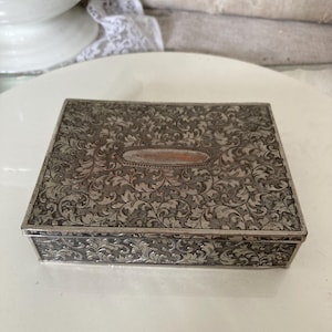 FRANCIA Vecchia scatola portagioielli in latta di metallo pesante, scatola per sigarette, scatola per sigari, rilievo ca. 12x9x3cm coperchio incernierato decorativo solido ornamento vintage