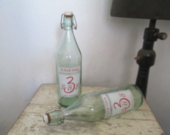 VINTAGE SET 2 uralte italienische Glasflaschen mit weißem Porzellanverschluß 1 Liter Höhe ca 32cm Soda  Deko ITALY Brocante 3BBB Einmachglas