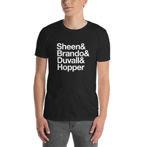 Puede incluir: Camiseta negra con texto blanco que dice "Sheen & Brando & Duvall & Hopper"