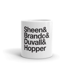 Puede incluir: Taza de cerámica blanca con texto negro que dice "Sheen & Brando & Duvall & Hopper"