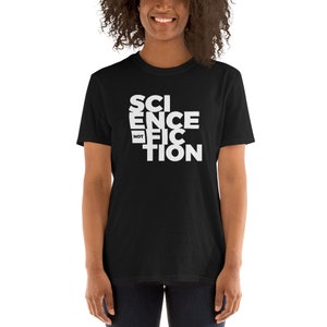 Puede incluir: Camiseta negra con texto blanco que dice "NOT SCIENCE FICTION" en una fuente estilizada.