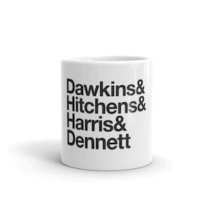 Puede incluir: Taza de cerámica blanca con texto negro que dice "Dawkins & Hitchens & Harris & Dennett"