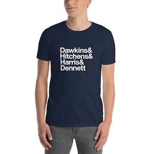 Puede incluir: Una camiseta azul marino con texto blanco que dice "Dawkins & Hitchens & Harris & Dennett"