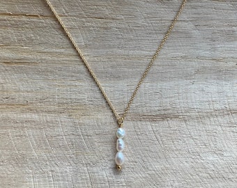 T R I N I T Y / Collar de perlas de arroz / Collar de perlas delicadas rellenas de oro / Collar colgante de perlas minimalista / Collar de mini perlas