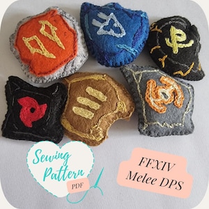 Peut inclure: Six patchs en feutre avec des motifs brodés, représentant différents jobs de DPS mêlée de Final Fantasy XIV. Les patchs sont de différentes couleurs, notamment orange, bleu, noir, marron et gris. Le texte "FFXIV Melee DPS" est écrit sur un rectangle rose sous les patchs.