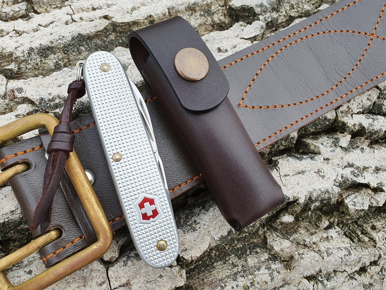 Hide & Dink, Hoizontal Holste Compatible With Swiss Champ Victorinox Army Knife Tool Case For Belt Full Grain Leather Handmade Bourbon Brown%2f