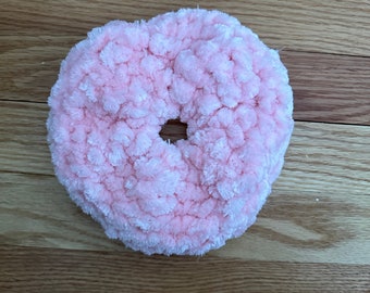 Juicy Jumbo Velour Scrunchie Soft Glow, light pink, crochet