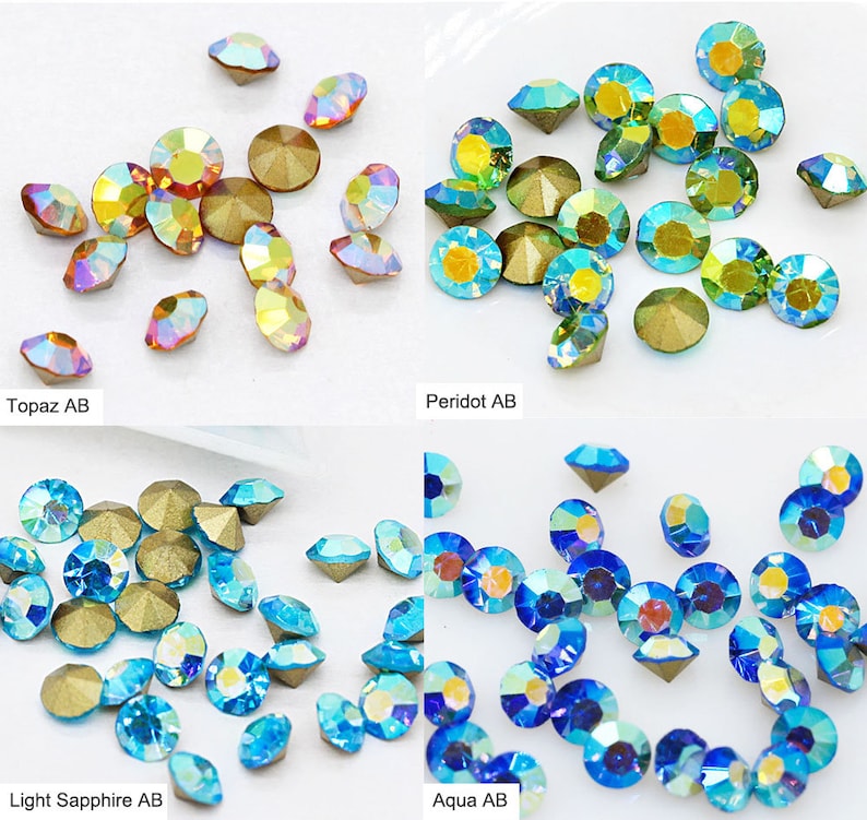 Pu&ograve; includere: Assortimento di strass di vetro iridescenti in quattro colori: topazio, peridoto, zaffiro chiaro e acquamarina. Ogni colore &egrave; mostrato su uno sfondo bianco.