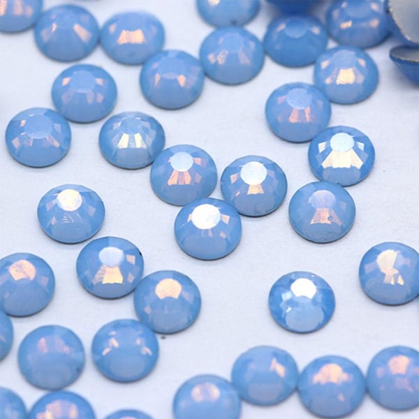 Strass in vetro opale blu: abbellimenti con retro piatto