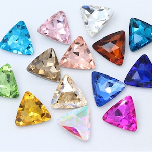 Può includere: Assortimento di strass a forma di triangolo in vari colori, tra cui trasparente, rosa, blu, verde, oro, marrone e viola.