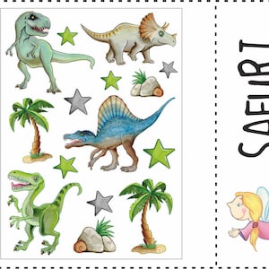 Könnte beinhalten: Ein Set mit bunten Dinosaurier-Stickern mit grünen, blauen und braunen Dinosauriern, grünen Palmen und grauen Sternen. Das Wort "SAFARI" ist in Schwarz auf weißem Hintergrund geschrieben.