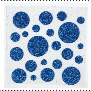 Op de afbeelding: Een vel met blauwe glitterlijm stippen op een witte achtergrond. De stippen zijn van verschillende grootte en perfect voor knutselen en decoraties.