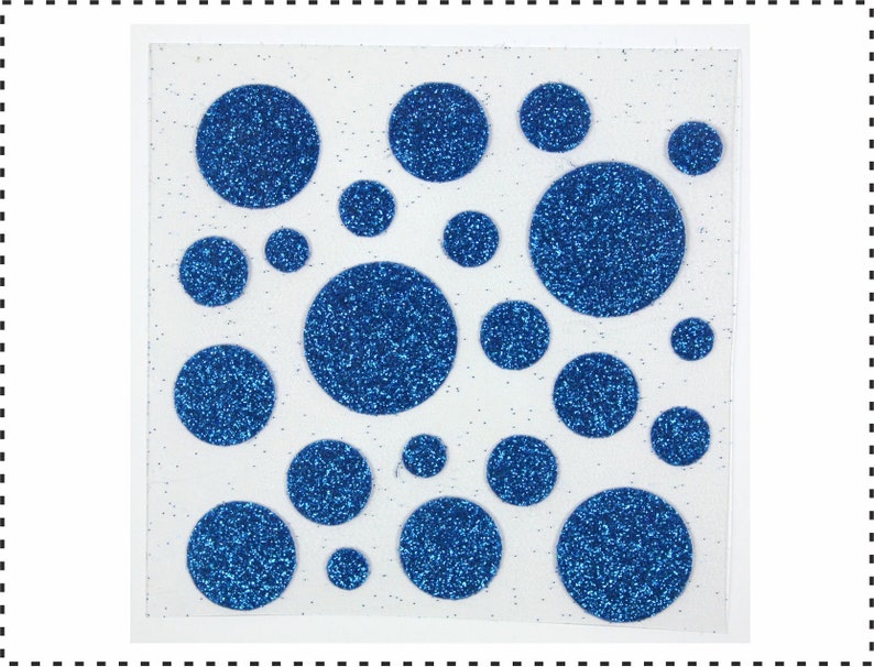 Op de afbeelding: Een vel met blauwe glitterlijm stippen op een witte achtergrond. De stippen zijn van verschillende grootte en perfect voor knutselen en decoraties.